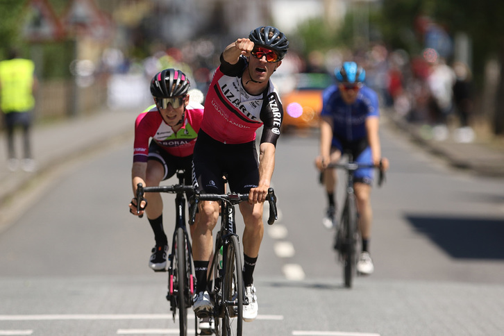 Unai Aznar celebra su victoria de Ataun por delante de Ailetz Lasa y Joseba López. (Oskar MATXIN/FOKU)