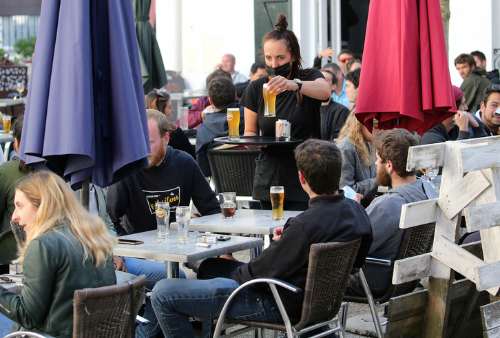 Una camarera en una terraza de Lapurdi. (Bob EDME)