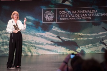 Julia Juániz recogiendo el Premio Zinemira, en 2017. (Juan Carlos RUIZ | FOKU)