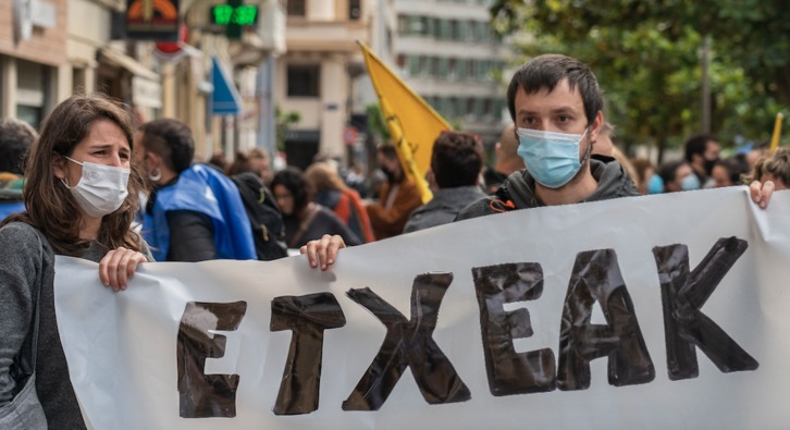 Manifestación reciente por el derecho a vivienda en Donostia. (Andoni CANELLADA | FOKU)