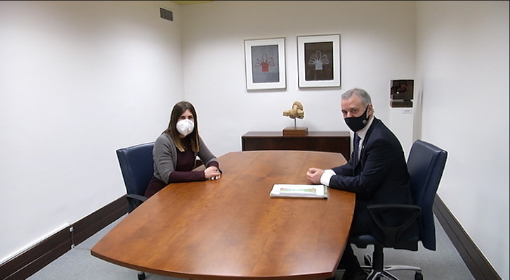 Reunión del lehendakari con la portavoz de Elkarrekin Podemos-IU el 29 de abril en el Parlamento. (IREKIA)