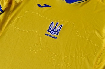 La camiseta de la selección de Ucrania, contorneada con la Pwnínsula de Crimea también entre sus límites. (STRINGER / AFP PHOTO)