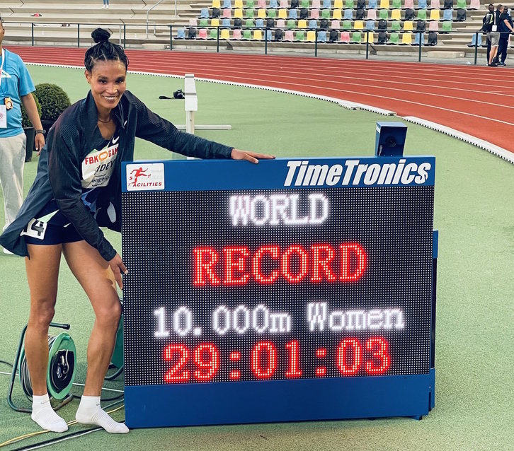 Gidey, con el marcador que muestra su récord del mundo (ETHIOPIAN MISSION EU)