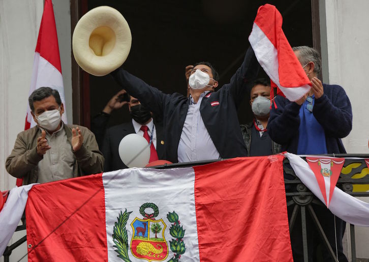 Pedro Castillo saluda a sus seguidores desde la sede de Perú Libre en Lima. (Luka GONZALEZ/AFP)