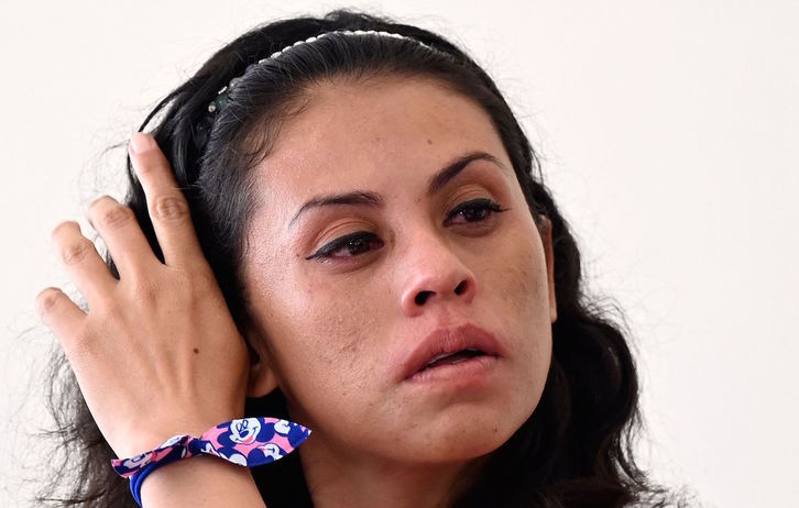 La salvadoreña Sara Rogel comparece ante los medios tras su salida de prisión. (Marvin RECINOS / AFP)