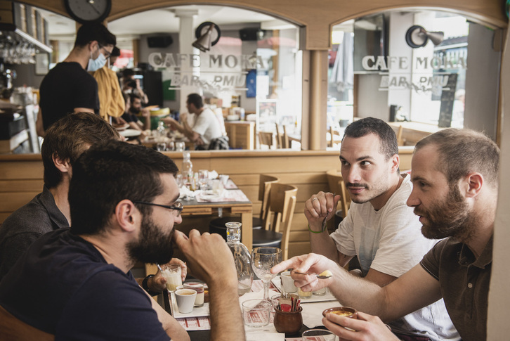 Bezeroak, berriz ere taberna barruan Ipar Euskal Herrian. (Guillaume FAUVEAU)