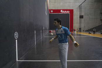 Jokin Altuna, Bizkaia pilotalekuan pilota bat probatzen (Aritz LOIOLA / FOKU)