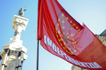 Una bandera independentista navarra, con el Monumento a los Fueros al fondo. (Jagoba MANTEROLA/FOKU)