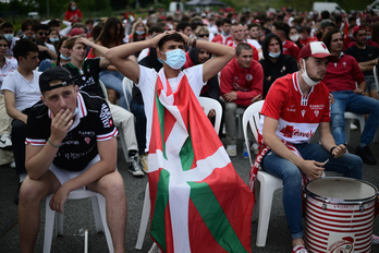 Aficionados del BO, el pasado sábado ante la pantalla gigante instalada para ver el partido contra Perpignan. (Patxi BELTZAIZ)