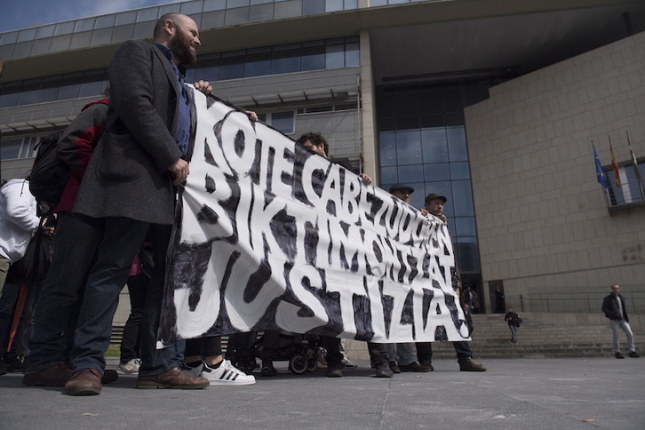 Una de las movilizaciones en apoyo a víctimas de Kote Cabezudo frente al Palacio de Justicia de Donostia. (Juan Carlos RUIZ/FOKU)