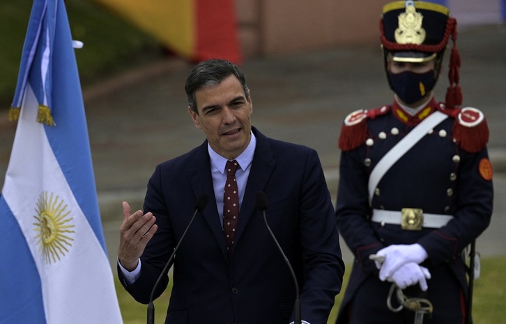 Pedro Sánchez, en su comparecencia desde Argentina. (Juan MABROMATA/AFP)
