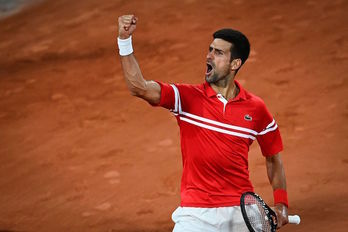 Djokovic celebra su pase a las semifinales de Roland Garros (Christophe ARCHAMBAULT / AFP)