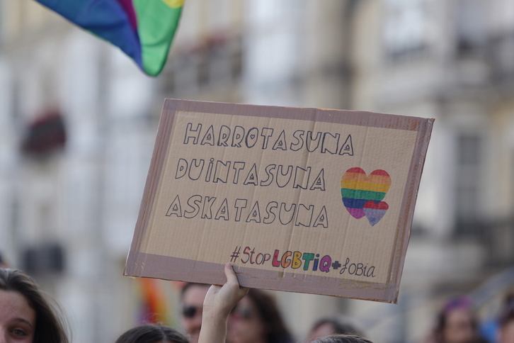 LGTBIfobiaren aurkako kartela Gasteizen izandako manifestazio batean. (Endika PORTILLO/FOKU)