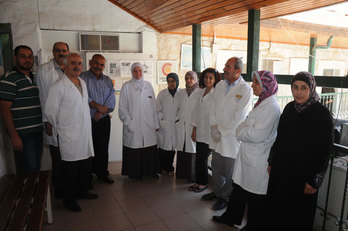 Equipo médico de la clínica de HWC en Nablús. Detrás puede verse el logo de la Cooperación Española. (HWC)