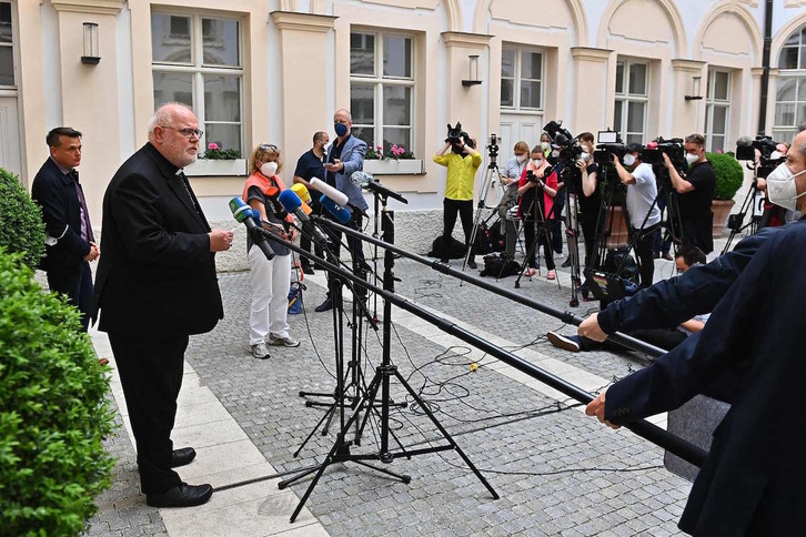 El cardenal Reinhard Marx, en una comparecencia ante la prensa el pasado viernes, tras hacerse pública su dimisión ante el papa. (Lennart PREISS/AFP)