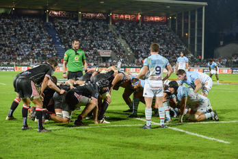 Las delanteras de Biarritz y Baiona se disponen a chocar en una melé, en un partido de la temporada 2017-2018. (Isabelle MIQUELESTORENA)