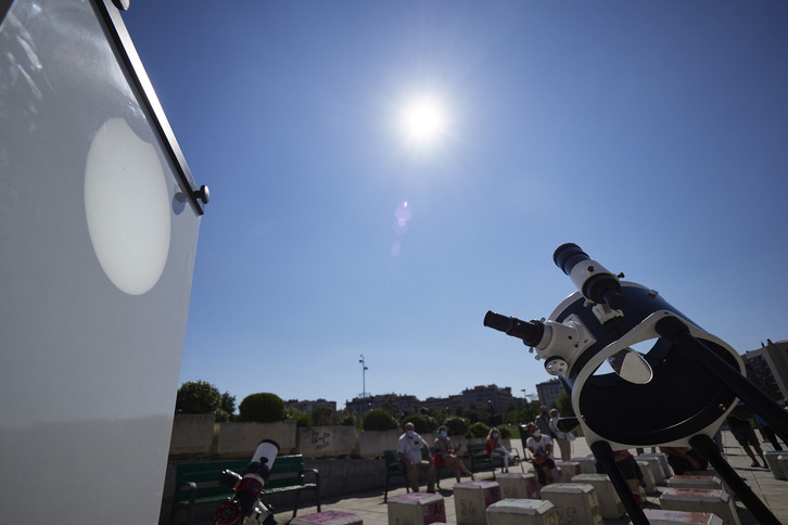 El eclipse solar parcial, desde el Planetario de Iruñea. (Europa Press)