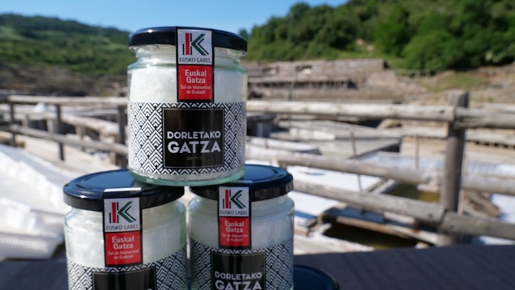 Imagen de varios envases con Euskal Gatza, el nuevo producto con Eusko Label. (IREKIA)