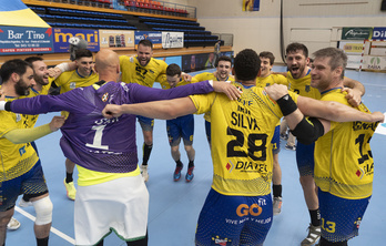 Da Silva celebra –de espaldas– el subcampeonato en la Liga Asobal. (Jagoba MANTEROLA/FOKU)