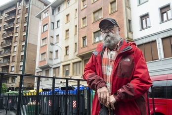 Carlos Aguiniano en la calle donde vive en el barrio bilbaino de Begoña. (Monika DEL VALLE)