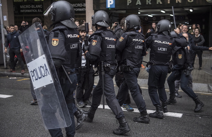 Policías españoles en acción durante la jornada del referéndum del 1-O en Catalunya. (Jagoba MANTEROLA / FOKU)