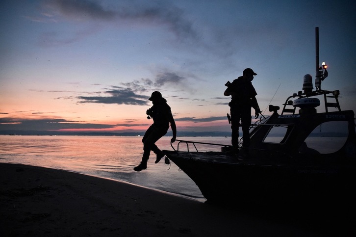 Agentes de policía patrullan el delta del Evros, cerca de Alexandrópolis, en la frontera grecoturca. (Sakis MITROLIDIS | AFP)