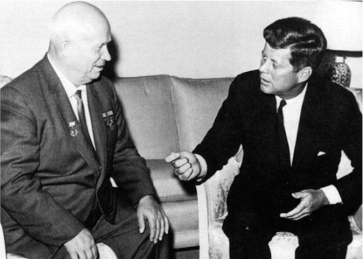 Nikita Kruschev y John Kennedy fueron los primeros en utilizar el «teléfono rojo». (NAIZ)