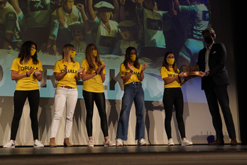 Orioko neskak, Euskotren Ligako irabazleari dagokion saria jasotzen (Aritz LOIOLA / FOKU)