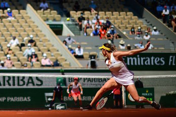 Pavlyuchenkova devuelve una bola ante Zidansek en semifinales. (Martin BUREAU/AFP)