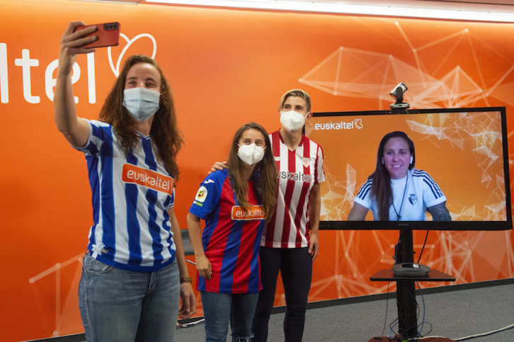 Etxezarreta, Elorza, Murua y, por videoconferencia, Garde con la camiseta de sus equipos se sacan un selfie antes de participar en la mesa redonda. (Monika DEL VALLE/FOKU)