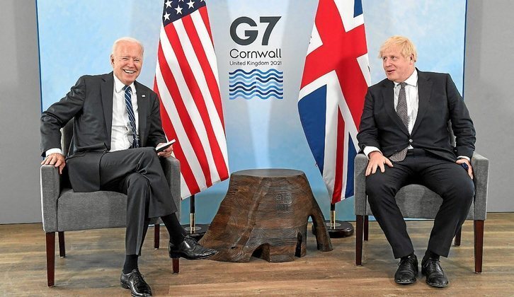 Joe Biden y Boris Johnson posan antes de la reunión en Carbis Bay, Cornualles. (Toby MELVILLE/AFP)