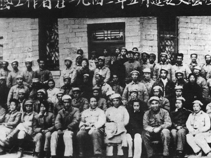 Mao, en el centro de la primera fila, en una reunión celebrada en Yan'an en 1942. (NAIZ)