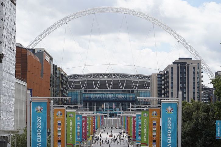 Wembley estadioaren kanpoaldea; estadio honetan jokatuko da Eurokopako finala. (Niklas HALLE'N / AFP)