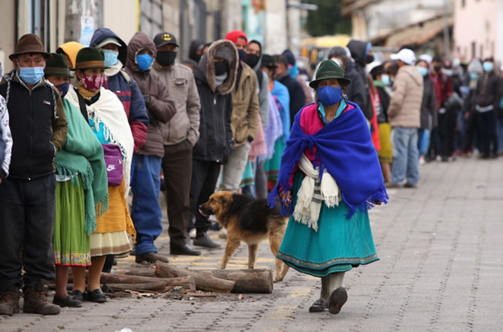 Indígenas hacen cola en Congahua en abril, durante los comicios para la elección de la Presidencia de Ecuador. (FOTOGRAFÍAS: Cristina VEGA y Rodrigo BUENDÍA/AFP)