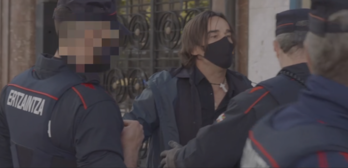 Cake Minuesa fue apartado del lugar por la Ertzaintza mientras repetía que era «prensa libre».
