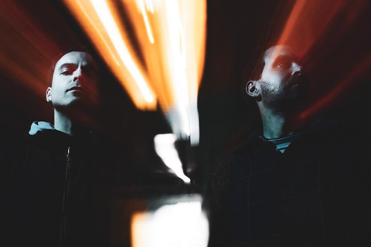 Hegazkin taldeko bi kideak ‘Haize beltzak’ lan berria besapean hartuta datoz. (Aritz ORMAZABAL BARRIOS)