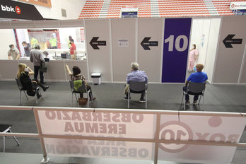 Varias personas espetan a ser vacunadas en el pabellón de La Casilla.       (Oskar MATXIN EDESA I FOKU)