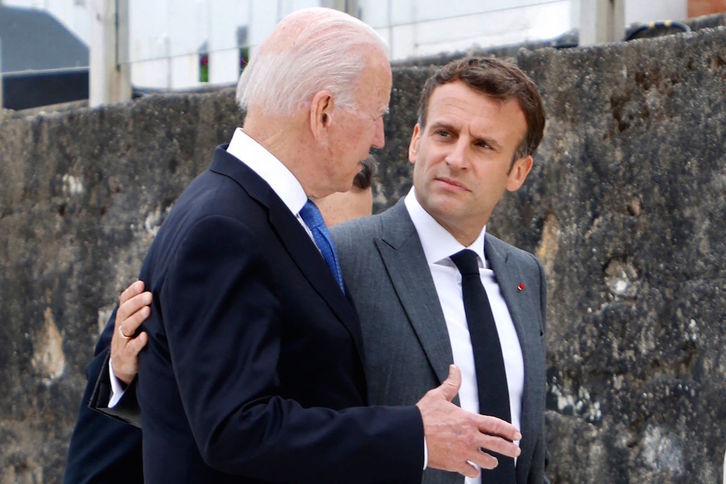 El presidente francés, Emmanuel Macron, conversa con su homólogo estadounidense, Joe Biden. (Ludovic MARIN/AFP)