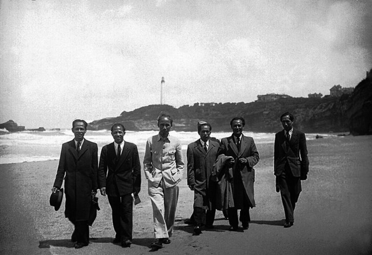 Ho Chi Minh y la delegación vietnamita en la playa de Biarritz.