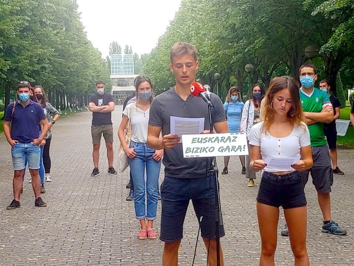 Gazte euskaltzaleen agerraldia Iruñean.
