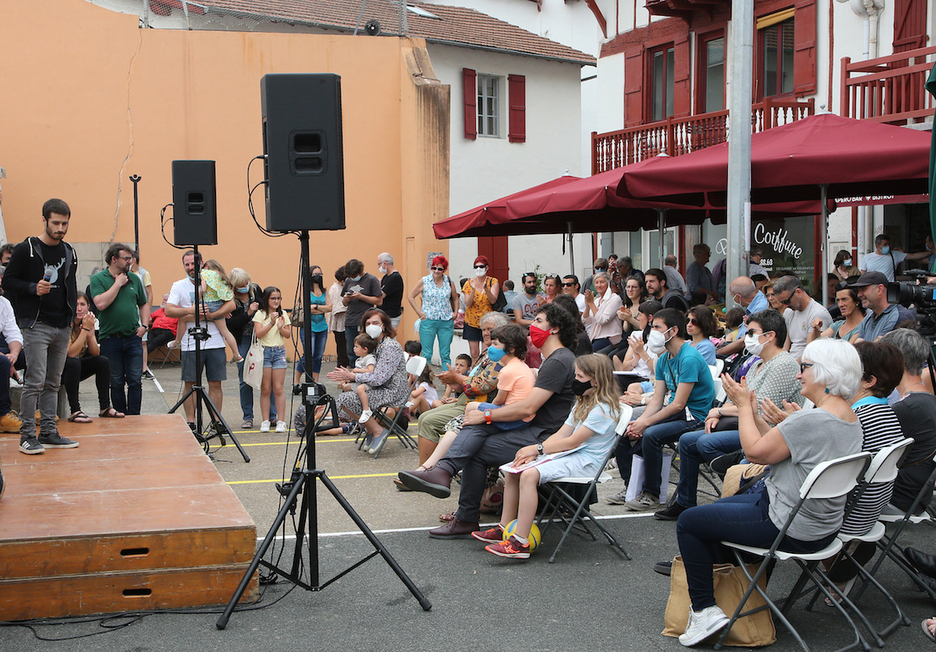 Nouveauté 2021, une session de « Zirriborroka », était organisée à midi au fronton : deux bertsolari et des dessinateurs ont proposé des cér .