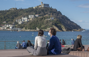 Dos personas descansan cerca de la playa en Donostia.          (Andoni CANELLADA I FOKU)