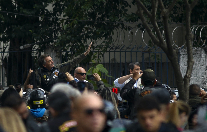 El presidente de Brasil, Jair Bolsonaro, sin mascarilla en la concentración de motos. (Miguel SCHINCARIOL / AFP)