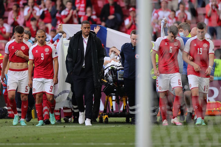 Momento en el que Erikson es trasladado tras sufrir un paro cardíaco en pleno partido de la Eurocopa. (Friedeman VOGEL/AFP)