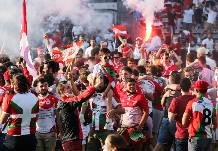 Los aficionados del Biarritz Olympique, celebrando el triunfo de su equipo ante el Aviron Bayonnais. (Bob EDME)