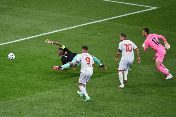 Pandev ha marcado el primer gol de Macedonia en una Eurocopa a los 37 años. (Mihai BARBU / AFP)