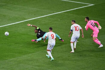 Pandev ha marcado el primer gol de Macedonia en una Eurocopa a los 37 años. (Mihai BARBU / AFP)
