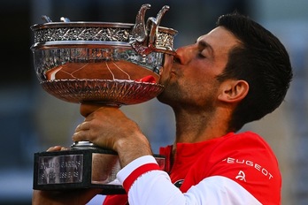 Novak Djokovic besa la Copa de Mosqueteros, conquistado tras mucho sufrir en la final. (Anne-Christine POUJOULAT / AFP PHOTO)