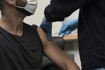 Un hombre recibe la vacuna contra el covid en Illunbe. (Gorka RUBIO I FOKU)