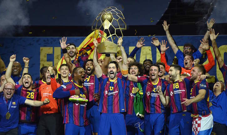 Raúl Entrerríos levanta el trofeo en su último partido (Ina FASSBENDER / AFP)